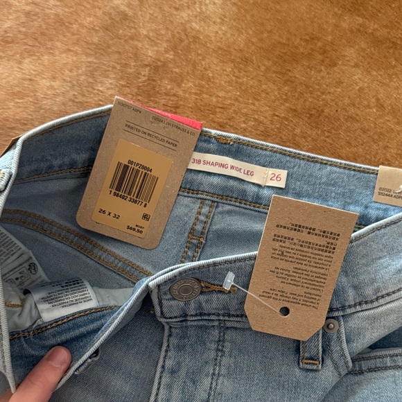 NWT Levi’s 318 Shaping Wide Leg 26 - Picture 2 of 4